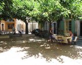 Byhus vid bilfritt torg i Provence